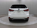運転席およびバックドアのスイッチ、または電子キーの操作で、バックドアの自動開閉や一時停止が行えます。手動で閉める場合には、イージークローザーが機能し、しっかり閉じるようサポートします。