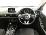 【運転席インテリアデザイン】左右対称のインテリアデザインでドライバーを包み込み運転に集中できるように設計されています。