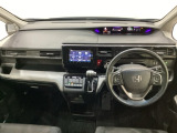 車内は光触媒抗菌消臭施工済です。インパネ周りはスタイリッシュなデザインです。グローブボックスやカップホルダーのほかにトレーなどたくさんの収納スペースが付いています。