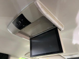 【フリップダウンモニター】大画面モニターで後席でもエンタメをお楽しみいただけます。小さなお子様にも大人気の装備です♪