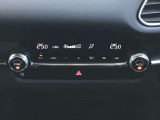 【フルオートエアコン】運転席と助手席の温度調整がそれぞれ出来るフルオートエアコン装備です。これなら暑がりなご主人、寒がりな奥様が同乗されても問題ないですね。