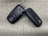 手荷物が多いときでも、スマートキーをバッグやポケットに携帯していれば、キーを取り出すことなくドアの解錠・施錠ができます