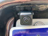 バックカメラ付いています。モニターと連動し車両後退時には後方の映像を映し出します。