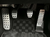 【オルガン式アクセルペダル】かかとを支点として足首とペダルの動きが一致するため、スムーズで正確な操作が可能です。ペダル反力を足の重さで支える事ができるため長時間の運転でも足が疲れにくくなります。
