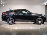 【BMWの伝統-3】BMWのお車は、“駆け抜ける歓び”を体現しております。走行の安定性とコーナリングの良さを追求し、思い通りにハンドルの操作可能です。
