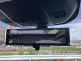 インテリジェントルームミラーは、車両後方のカメラ映像をミラー面に映し出すので、同乗者や積み荷などの車内状況や、天候などに影響されずいつでもクリアな後方視界が得られます。