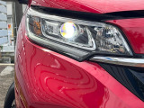 【LEDヘッドライト】悪天候や夜間走行時も良好な視界を確保し安心して運転できる高輝度LEDヘッドライトを装備!点灯速度が早く、消費電力も抑えられています。