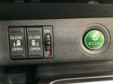 リアドアは乗り降りに便利な両側電動スライドドアです。また運転席に座っていながらスイッチ操作で自在にスライドドアを開け閉めできます。燃費に役立つECONボタンもここです。
