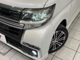 【LEDヘッドライト】悪天候や夜間走行時も良好な視界を確保し安心して運転できる高輝度LEDヘッドライトを装備!点灯速度が早く、消費電力も抑えられています。