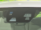 【スマートブレーキサポート】走行中に前方の車両等を認識し、衝突しそうな時は警報とブレーキで衝突回避と被害軽減をアシスト。より安全にドライブをお楽しみいただけます。