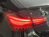 当店でお車をご購入のお客様はオーナー様専用保険「メルセデス・ベンツブランド保険」にご加入頂けます。飛来物によるフロントガラス破損やパンクによるタイヤ交換の際に、修理費用の一部をご負担致します。