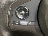 ステアリングスイッチがついていますので、オーディオのチャンネル変更、ボリューム、ジャンル変更が操作可能です。ハンドルから手を離さず安全に操作できます。