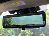 【スマートリヤビューミラー】後席の大きな荷物や同乗者で後方が確認しづらい時でも安心!カメラが撮影した車両後方の映像をルームミラー内に表示。クリアな視界で状況の確認が可能です!