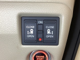 リアドアは乗り降りに便利な両側電動スライドドアです。また運転席に座っていながらスイッチ操作で自在にスライドドアを開け閉めできます。