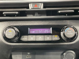 【オートエアコン】一度お好みの温度に設定すれば、車内の温度を検知し風量や温度を自動で調整。暑い…寒い…と何度もスイッチ操作をする必要はありません。快適な車内空間には必須の機能ですね♪