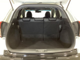ラゲッジも広く使いやすいトランクは、開口部も広く荷物の積み下ろしもしやすいお車となっております。リアシートの背もたれは6:4の割合で分割して可倒できるので、長いお荷物などを載せることもできます。
