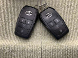 手荷物が多いときでも、スマートキーをバッグやポケットに携帯していれば、キーを取り出すことなくドアの解錠・施錠ができます