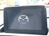 【マツダコネクト】車内の雰囲気にマッチした一体型タイプのディスプレイ。各種車輌設定やBluetooth再生等、様々な機能が楽しめます。専用SDカードのご購入で、ナビ機能も使用出来ます。