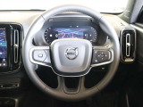 ステアリングはXC60などと同様の3本スポークですが、よりスポーティーなデザインとなっています ステアリングスイッチも充実しており、手を離すことなく機能を操作できます