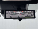 スマートルームミラーも付いています。後方ピラーや荷物、後席に同乗している方や曇りなど視界が遮られた場合でも後方カメラからの映像で安全確認をすることができます。