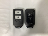 スマートキーを装備しています。鍵を差し込むことなくドアロックの開け閉めと、スタートボタン操作でのエンジンスタートができます。スペアキーも同じものを用意しております。