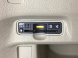 ハンドルの左下にETCがついています。高速道路の料金所の通過も楽々です。 カードの取り出しもしやすい場所についています。