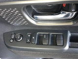 電動格納式ドアミラーのスイッチは運転席ドアにあります。