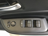 電動格納式ドアミラーのスイッチは運転席ドアにあります。