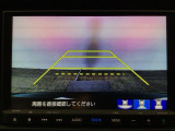 【バックカメラ】運転が苦手な方も車庫入れラクラクです!ギアをリバースに入れれば自動的に切り換わりますので、面倒な操作は不要です♪狭い駐車場もお車を傷つけず安心ですね!
