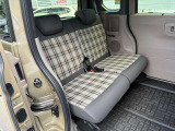 後席シートも広々と座れるのがこのお車の魅力です♪足元にゆとりのあるスペースを確保するなど、快適にドライブを楽しんでもらえる工夫や拘りを感じます♪