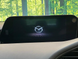 【8.8インチマツダコネクト】車内の雰囲気にマッチした大型のディスプレイ。スマホ接続でのナビ使用やBluetooth再生等、様々な機能が楽しめます。直感的なダイヤル操作が可能で、使い勝手も良好です。