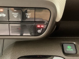 運転席にはシートヒーターが付いています☆寒い時期に腰周りを温めてくれるので体全体が温まりやすいのは勿論、暖房と違い顔に風が当たらないので、乾燥肌やドライアイの方でも大丈夫☆