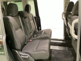 2列目シートは背もたれの角度調節ができるベンチシートになっております。長距離運転になってもゆったりとできるように、アームレストがついてます。