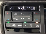【左右独立オートエアコン】左右席で独立温度コントロールが可能です。運転席はキンキンに冷やして助手席はマイルドにと言った設定が可能です☆暑さ寒さでケンカすることもなくなりますね♪