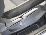【ハイトアジャスター】レバーの上下操作だけで、座面を運転しやすい高さへ簡単に調節できます。