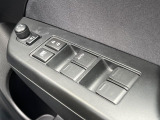 【電動格納ミラー】サイドミラーは電動格納式となっており、狭い駐車場でもキズがつくリスクを抑えられます。