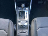 上質な素材と造形美が際立つシフトレバーは、触れるたびにAudiのこだわりを実感。