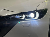 【LEDヘッドライト】悪天候や夜間走行時も良好な視界を確保し安心して運転できる高輝度LEDヘッドライトを装備!点灯速度が早く、消費電力も抑えられています。