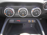 オート式エアコンは操作性が良好です。運転席と助手席にはシートヒーターが装備されており、座面と背もたれをすばやく温め、寒い時期にも快適な運転環境を提供します。