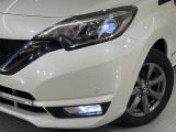 【LEDヘッドライト】悪天候や夜間走行時も良好な視界を確保し安心して運転できる高輝度LEDヘッドライトを装備!点灯速度が早く、消費電力も抑えられています。