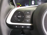 ステアリングには運転中でも簡単に操作できる各種スイッチついてます