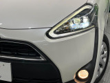 【LEDヘッドライト】悪天候や夜間走行時も良好な視界を確保し安心して運転できる高輝度LEDヘッドライトを装備!点灯速度が早く、消費電力も抑えられています。