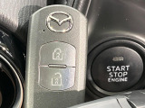 【アドバンストキー】カバンやポケットに入れたままでもドアの施錠・解錠が可能なスマートキーを装備。エンジンのオン・オフ時もカギを取り出す必要が無いからとっても便利です♪