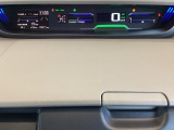 中央にデジタル表示のスピードメーターを配したハイブリット専用メーターになっています。左側のインフォメーション画面で燃費などの情報を確認できます。
