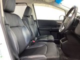 座面も厚みがあり背もたれも高く、広い足元にゆったり座れるシートです。運転席と助手席の間が空いている為、助手席側への移動がスムーズです。交通量の多い道でも助手席側から乗り降りができます。