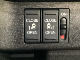リアドアは乗り降りに便利な両側電動スライドドアです。また運転席に座っていながらスイッチ操作で自在にスライドドアを開け閉めできます。