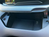 運転席の前にも嬉しいアッパーボックスがあります!小物を収納できるのはもちろん、USB電源ソケット付きなので運転しながらスマートフォンの充電ができちゃいます!