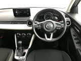 【運転席インテリアデザイン】左右対称のインテリアデザインでドライバーを包み込み運転に集中できるように設計されています。