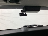 後方にもドライブレコーダーのカメラが付いています。前後両方でお車の周りを監視・記録いたします。