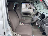 適度なホールド感と快適な座り心地の運転席シートまわり!